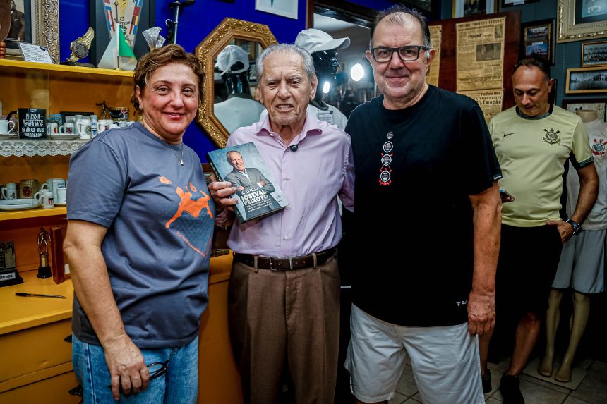 Joseval Peixoto, &iacute;cone do r&aacute;dio esportivo brasileiro, destaque na TV, visita o Museu Esportivo de Maring&aacute;